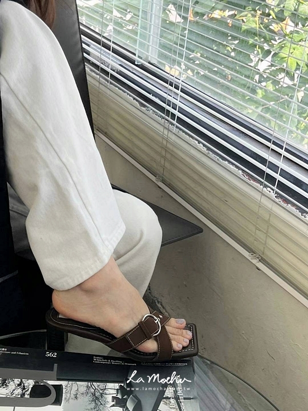 磨砂皮革白車線跟鞋(偏小半號)